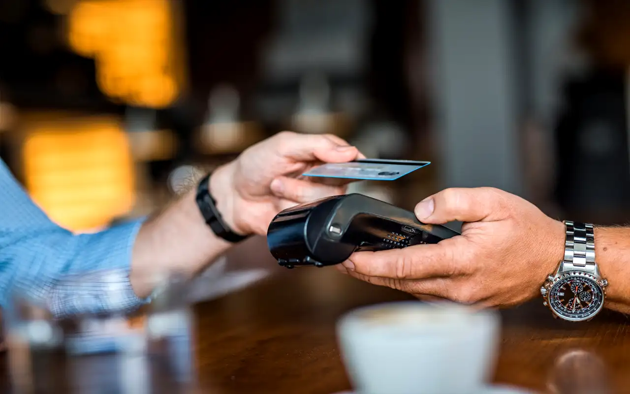 ¿Cuáles son los lugares más riesgosos o inseguros para pagar con tarjeta?