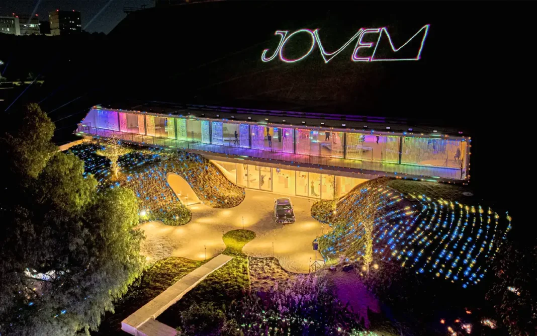 Grupo OMNILIFE inaugura el Museo JOVEM en el Estadio Akron, un espacio de arte y tecnología inmersiva que honra el legado de Jorge Vergara y promueve la cultura en Guadalajara. Grupo OMNILIFE inaugura el Museo JOVEM en el Estadio Akron, un espacio de arte y tecnología inmersiva que honra el legado de Jorge Vergara y promueve la cultura en Guadalajara.