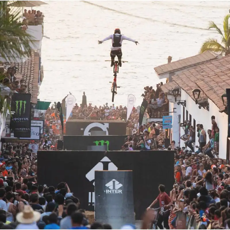 Ciclista extremo en Downhill Puerto Vallarta 2026