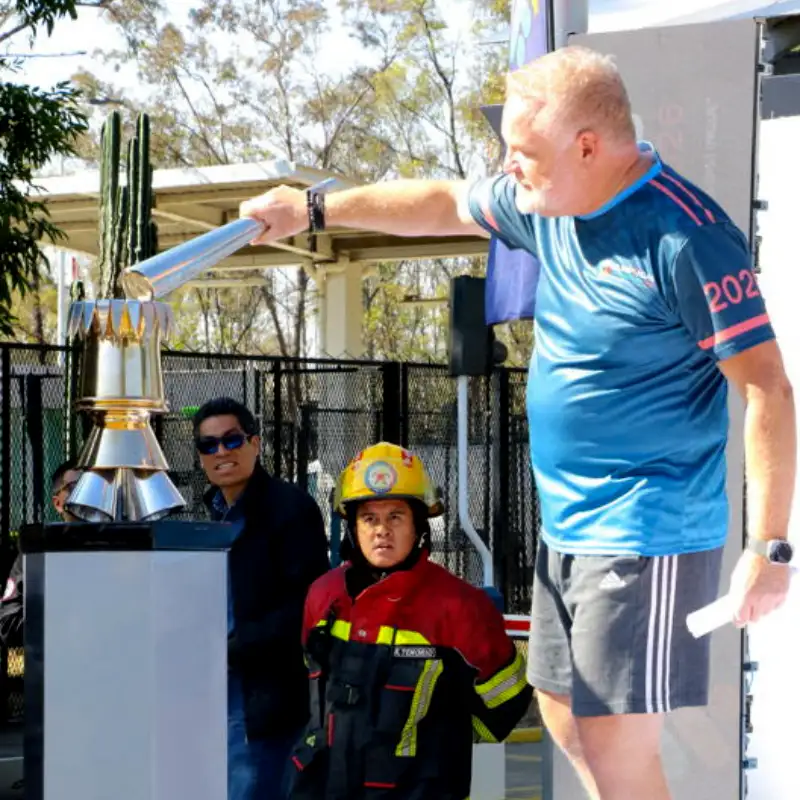 Colaboradores Volkswagen encendiendo antorcha olímpica
