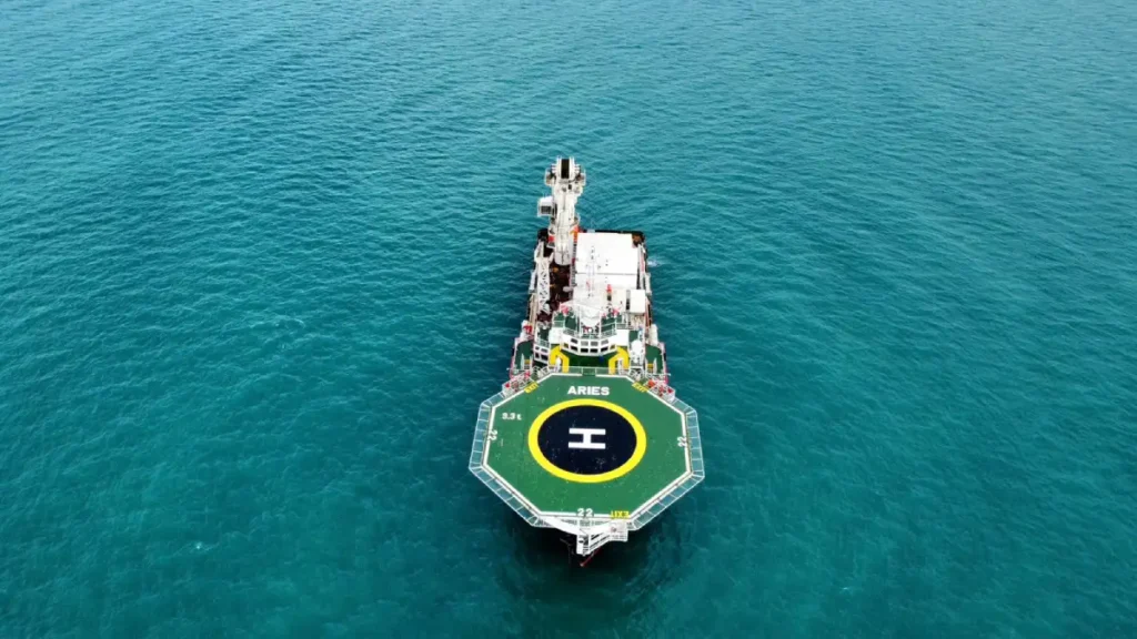 Ingeniero Cotemar supervisando planta potabilizadora