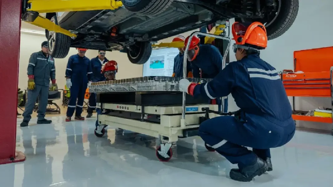 Fachada e interior del Training Center MG Motor México