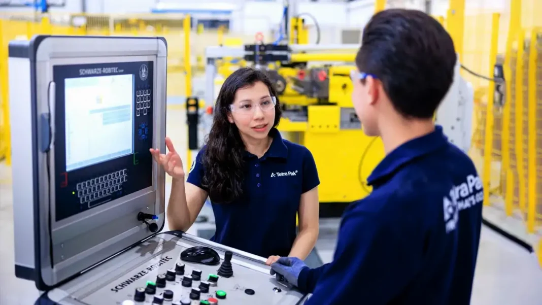 Operadores industriales revisando consumo de agua