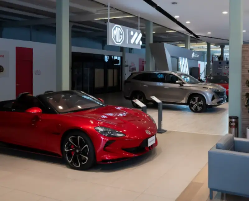 Técnico de MG Motor en capacitación técnica