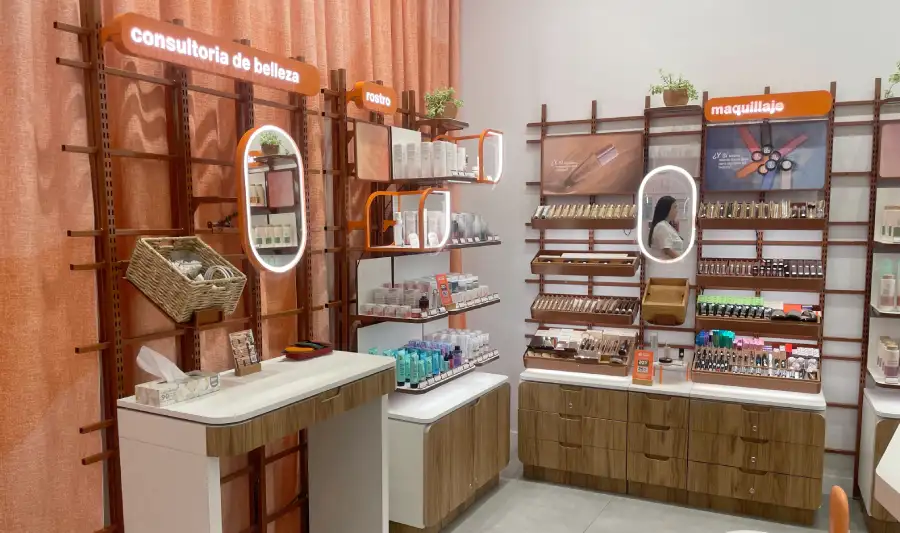 Productos Natura junto a caja Mercado Libre