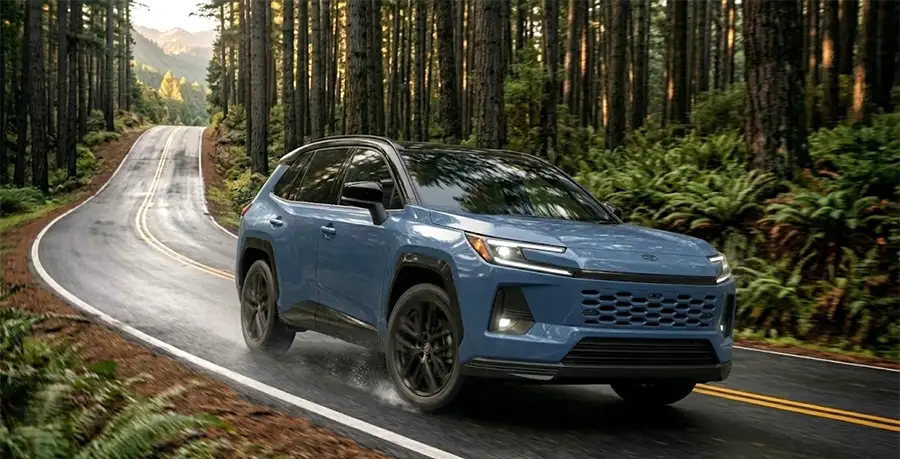 Toyota RAV4 PHEV en carretera por el bosque