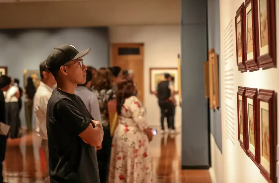 Visitantes observando colección de arte de Afore SURA