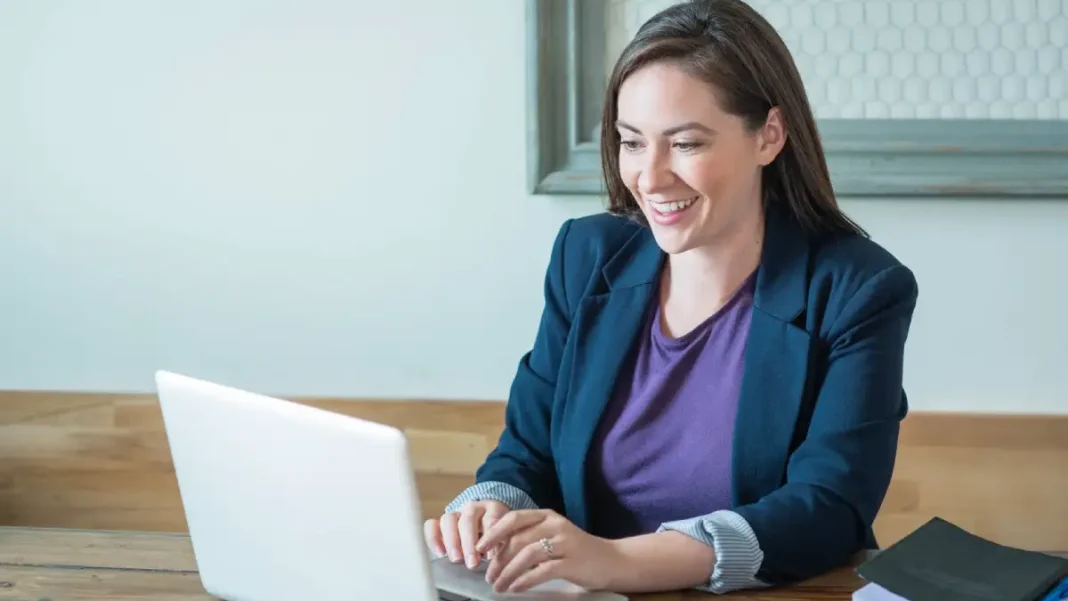Consultora de Avon usando tecnología móvil