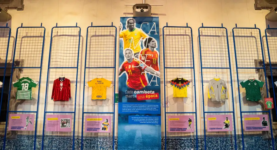 Exposición Pasa el balón MIDE futbol