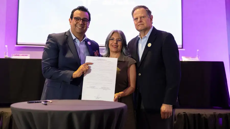 Firma de alianza Volaris GAP trata infantil