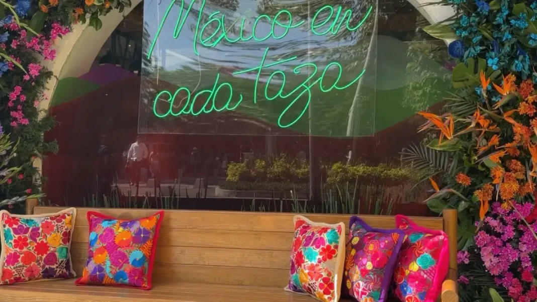 Starbucks México festival floral café