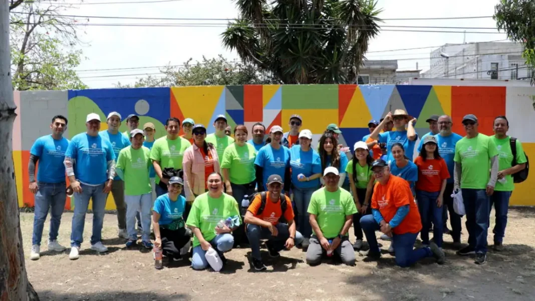 Voluntarios Volkswagen pintando cancha escolar Voluntarios Volkswagen pintando cancha escolar