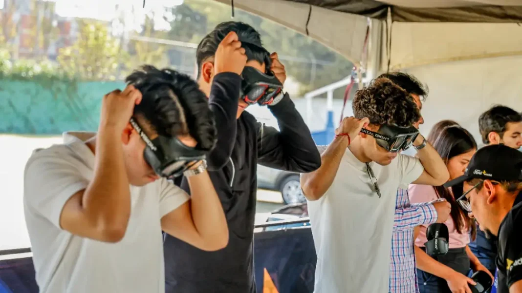 jóvenes estudiantes usando simulador conducción