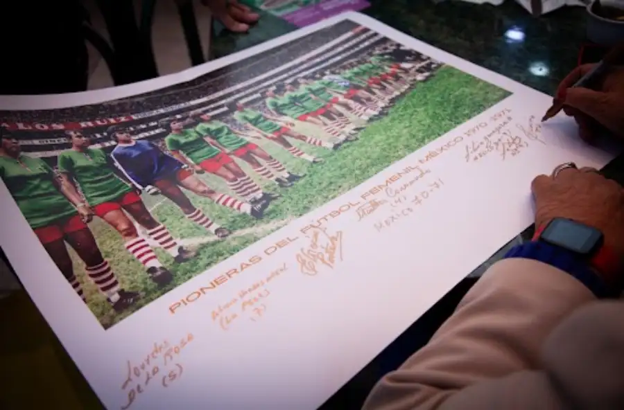 Pioneras del fútbol femenino reciben reconocimiento