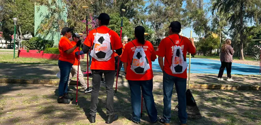 Voluntarios rehabilitando cancha de fútbol mexicana