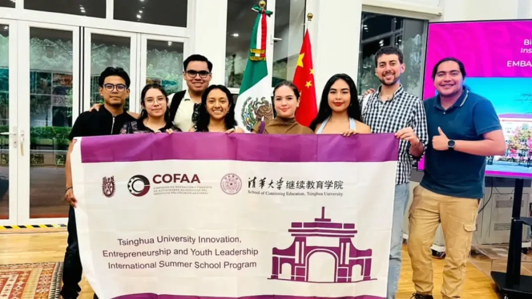 Estudiantes politécnicos con el bastón inteligente en China